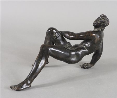 Scultura in bronzo a patina scura raffigurante figura di uomo disteso. XVII...