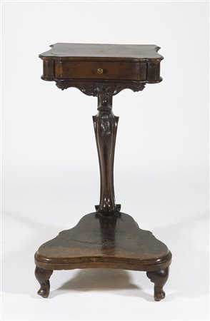 Inginocchiatoio in legno con cassetto, su colonna centrale scolpita. Veneto,...