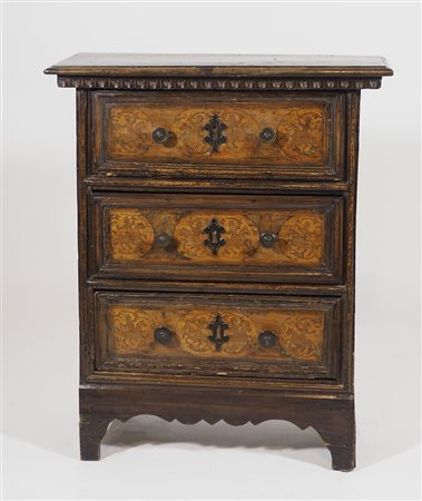 Mobiletto in legno con intarsi in legni chiari. XIX secolo. cm. 83x68x25....