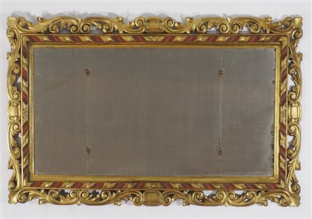 Specchio con cornice in legno dorato, cm. 78x118.