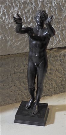Statua in bronzo raffigurante bambino. Fine XIX secolo. H. cm. 70.