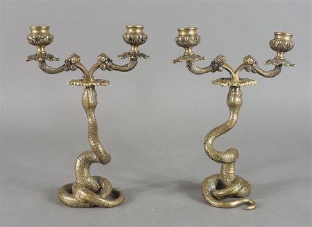 Paio di candelabri in bronzo con fusti a forma di serpenti. H. cm. 27.