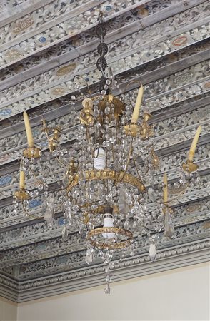 Lampadario in cristallo a forma di cestoa 6 luci, decorato con figure...