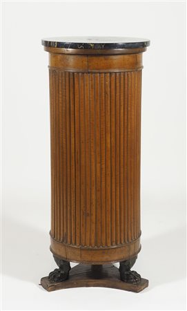 Colonna in legno con piano in marmo, gambe ferine. Veneto, Periodo...