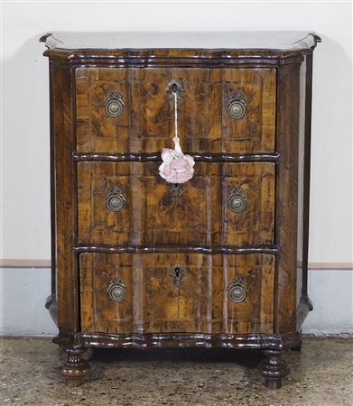 Mobiletto a 3 cassetti lastronato in radica di noce, bordi scuri. XVIII...