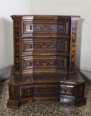 Inginocchiatoio in legno di noce intarsiato in legni chiari a motivi...