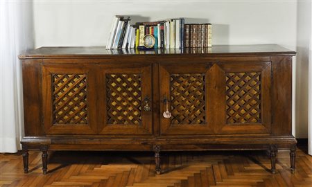 Credenza in legno di noce a 4 ante. Periodo Direttorio. cm. 94x212x54.