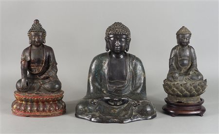 Lotto di 3 Buddha in bronzo. Epoche diverse. H. max cm. 38.