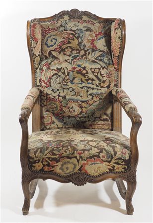 Grande poltrona in legno ad orecchie con itnagli a motivi floreali, rivestita...