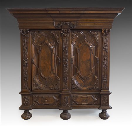 Armadio in legno a 2 ante impreziosite da fregi in legno scolpito...