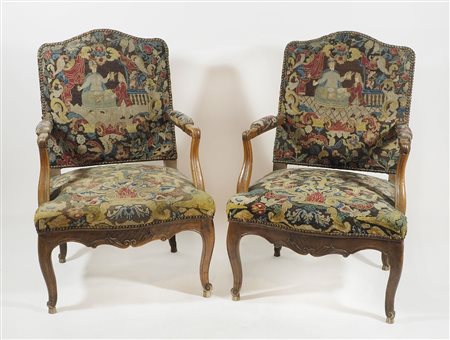 Coppia di poltrone in legno rivestite da stoffa a lavorazione Gobelin. XVIII...