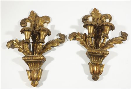 Coppia di antiche appliques in legno dorato a 2 luci finemente scolpite a...