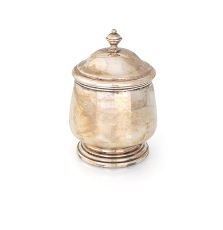 
 

Silver circular sugar bowl with lit