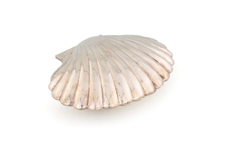 
 

Silver shell centerpiece
