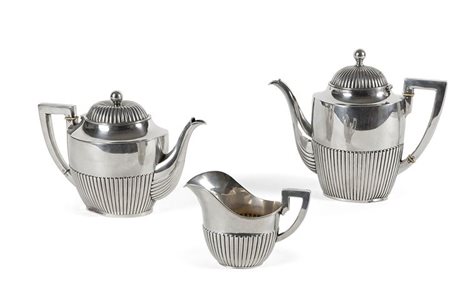 SERVIZIO IN ARGENTO Servizio in argento composto da teiera, caffettiera e...