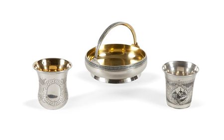 LOTTO DI TRE OGGETTI IN ARGENTO Lotto in argento composto da: un bicchierino...