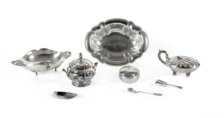 LOTTO DI OTTO OGGETTI IN ARGENTO Lotto in argento composto da: una...