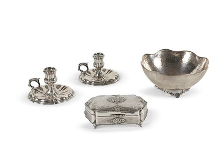 LOTTO DI QUATTRO OGGETTI IN ARGENTO Lotto in argento composto da: una scatola...