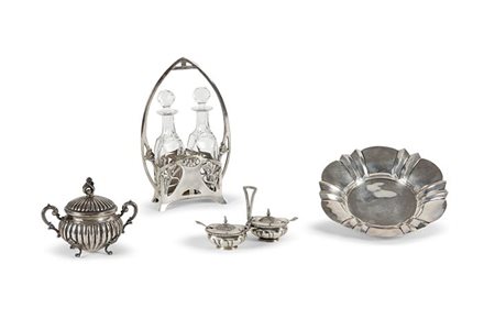 LOTTO DI QUATTRO OGGETTI IN ARGENTO Lotto in argento composto da: un'oliera...