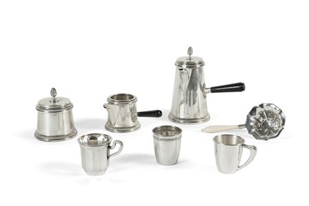LOTTO DI SETTE OGGETTI IN ARGENTO Lotto in argento composto da: un servizio...
