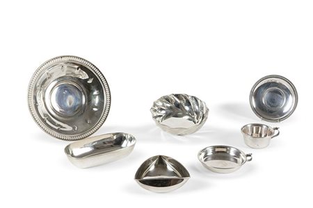 LOTTO DI SETTE OGGETTI IN ARGENTO Lotto in argento composto da: quattro...