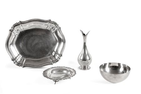 LOTTO DI QUATTRO OGGETTI IN ARGENTO Lotto in argento composto da: un'alzata;...