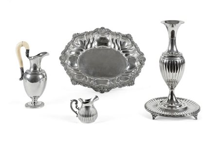 LOTTO DI QUATTRO OGGETTI IN ARGENTO Lotto in argento composto da: un...