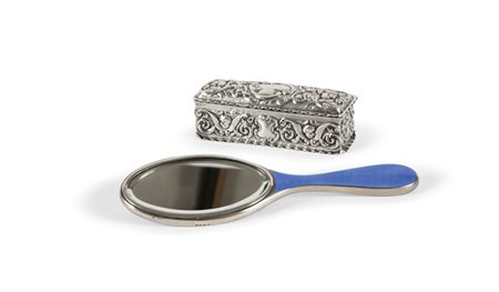 LOTTO DI DUE OGGETTI IN ARGENTO Lotto in argento composto da: una scatola con...