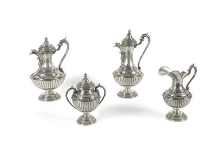 SERVIZIO IN ARGENTO Servizio in argento composto da caffettiera, teiera,...