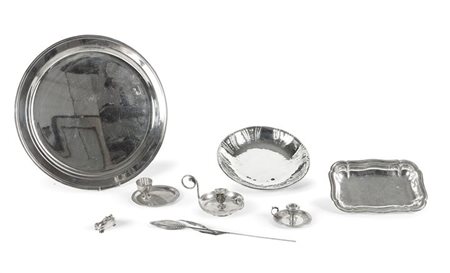 LOTTO DI OTTO OGGETTI IN ARGENTO Lotto in argento composto da: un piatto del...