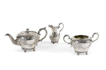 SERVIZIO IN ARGENTO Servizio composto da teiera, lattiera e zuccheriera in...