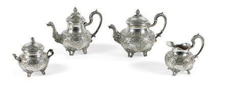 SERVIZIO IN ARGENTO Servizio in argento composto da teiera, caffettiera,...