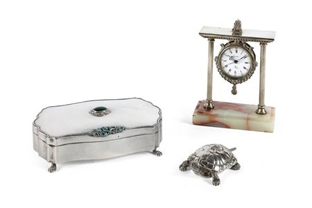 LOTTO DI TRE OGGETTI IN ARGENTO Lotto in argento 925 millesimi composto da:...