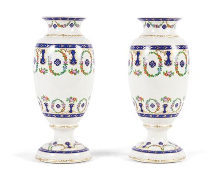 COPPIA DI VASI IN PORCELLANA Coppia di vasi, epoca, inizi XX secolo, in...