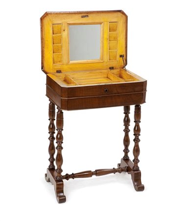 TAVOLINO DA LAVORO Tavolino da lavoro in noce, epoca XIX secolo, piano...
