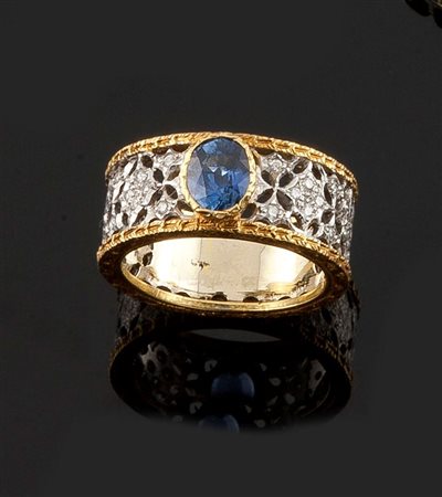 ANELLO Anello in oro giallo e bianco, lavorato a pizzo con piccoli diamanti...