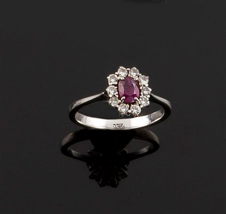 ANELLO Anello in oro bianco a forma di fiore, con al centro rubino di taglio...