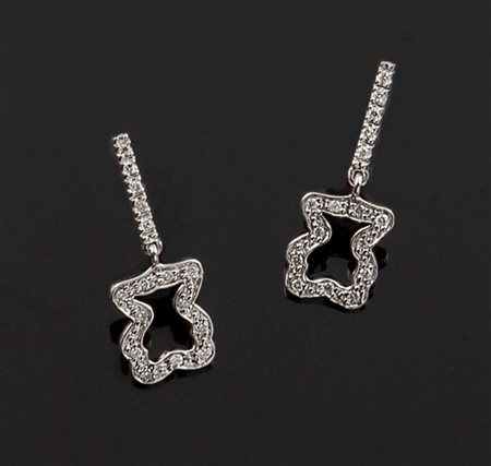 COPPIA DI ORECCHINI Coppia di orecchini in oro bianco con elemento rigido...