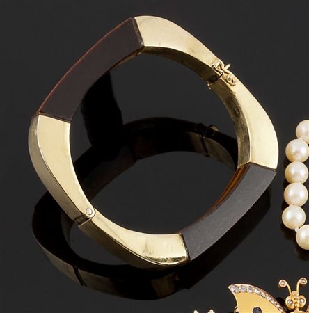 BRACCIALE Bracciale in oro giallo, rigido, con inserti laterali in occhio di...