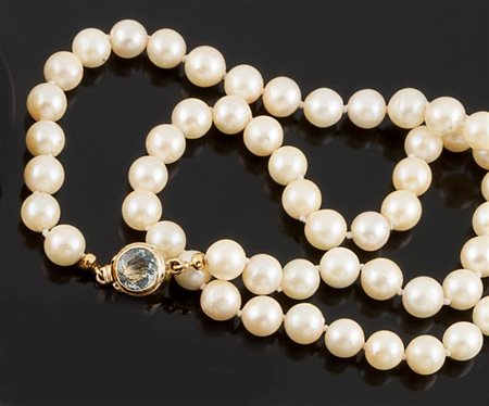 COLLANA DI PERLE Collana di perle dal diam di mm 7,1 a 7,6; chiusura in oro...
