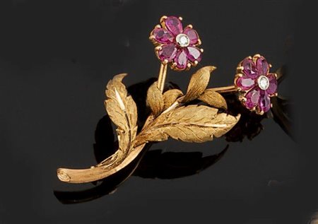 SPILLA Spilla in oro giallo a forma di ramo fiorito con rubini taglio a...