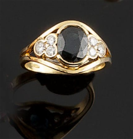 ANELLO Anello in oro giallo con zaffiro centrale di forma ovale ed ai lati...