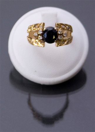 ANELLO Anello in oro giallo, con al centro zaffiro di taglio ovale ed ai lati...