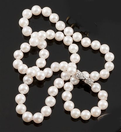 COLLANA DI PERLE Collana di perle di acqua dolce dal diam di mm 6,5 a 6,8;...