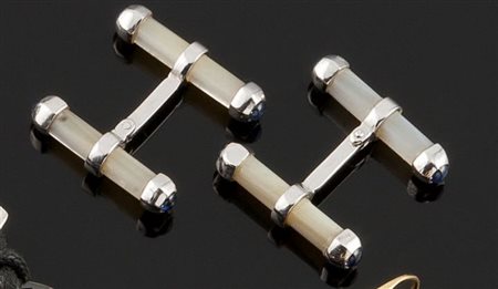 GEMELLI Coppia di gemelli in oro bianco, con barrette in madreperla e due...