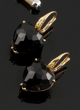 COPPIA DI ORECCHINI Coppia di orecchini in oro giallo, a monachella, con...