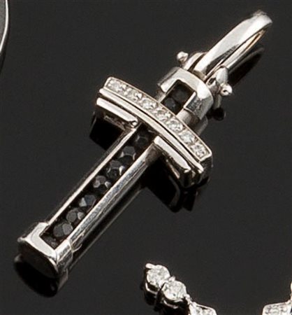 CIONDOLO Ciondolo in oro bianco a forma di croce con diamantini taglio...