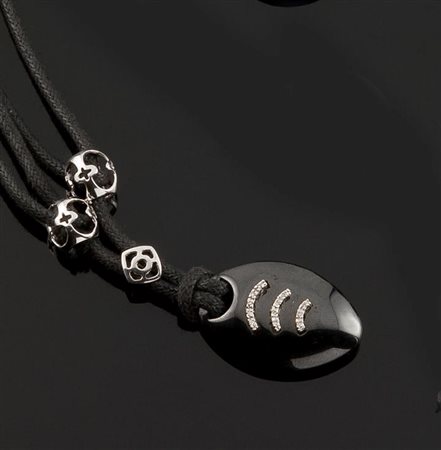 CIONDOLO Ciondolo in ematite di forma ovale con al centro piccoli diamanti...