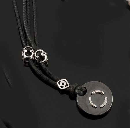 CIONDOLO Ciondolo in ematite di forma rotonda con al centro piccoli diamanti...