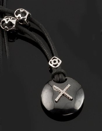 CIONDOLO Ciondolo in ematite di forma rotonda con al centro piccoli diamanti...